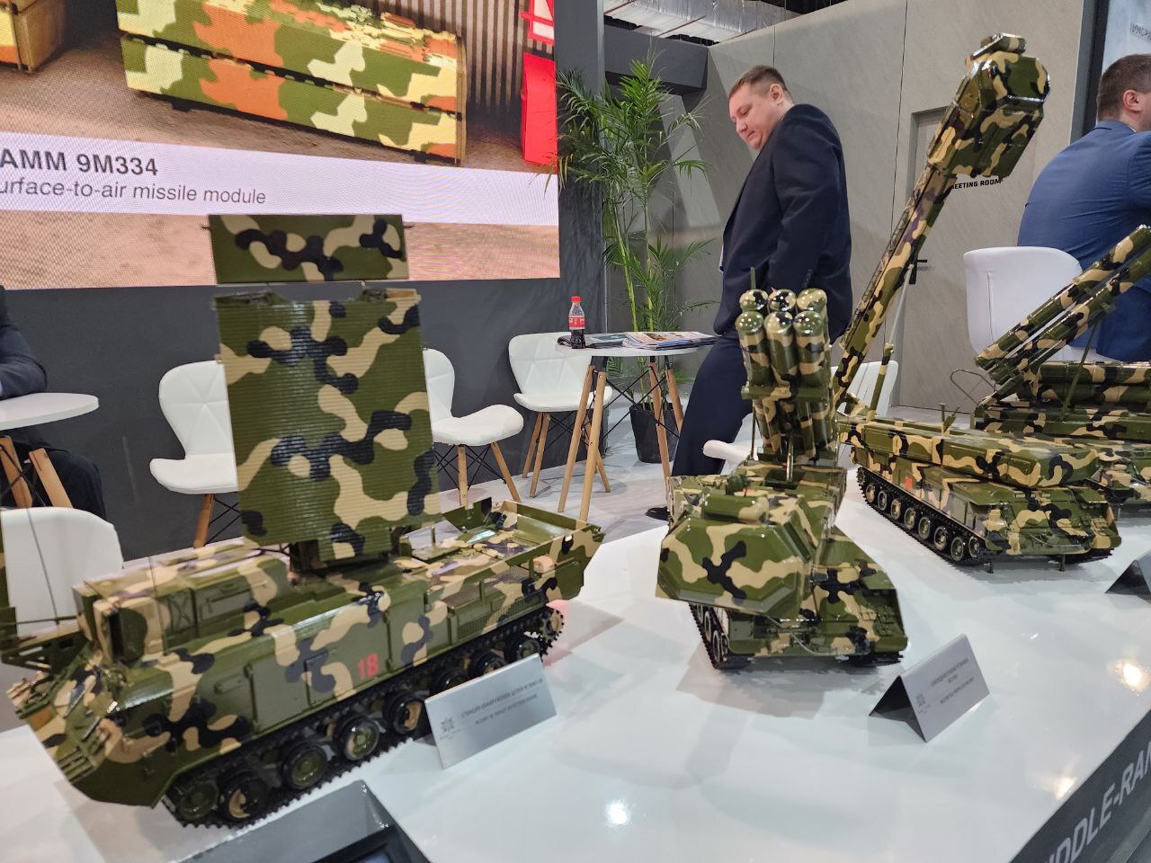 1764752813 585 روسيا بتعرض لأول مرة صواريخ S400 وأحدث طيارة مقاتلة في