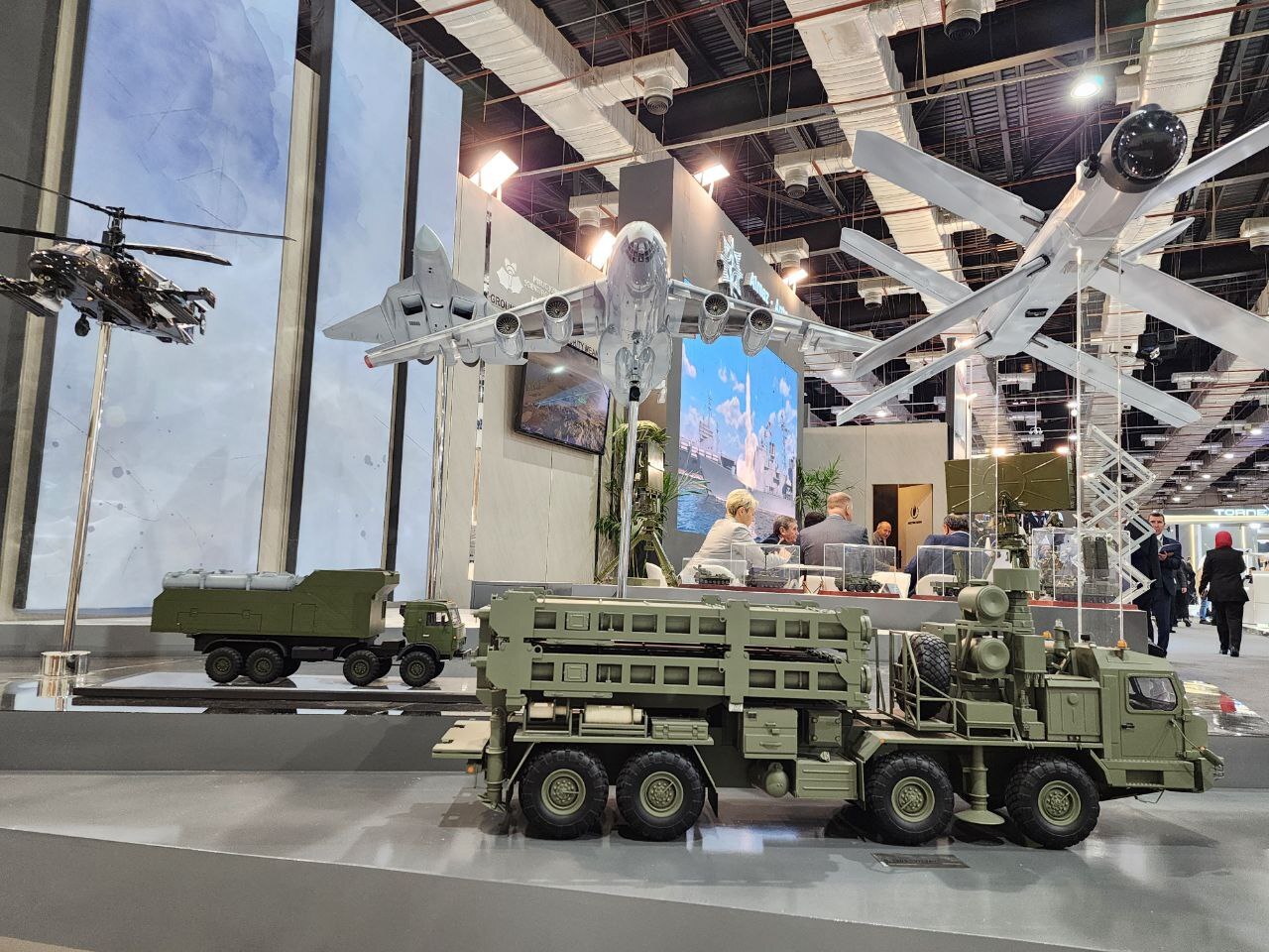 1764752813 83 روسيا بتعرض لأول مرة صواريخ S400 وأحدث طيارة مقاتلة في