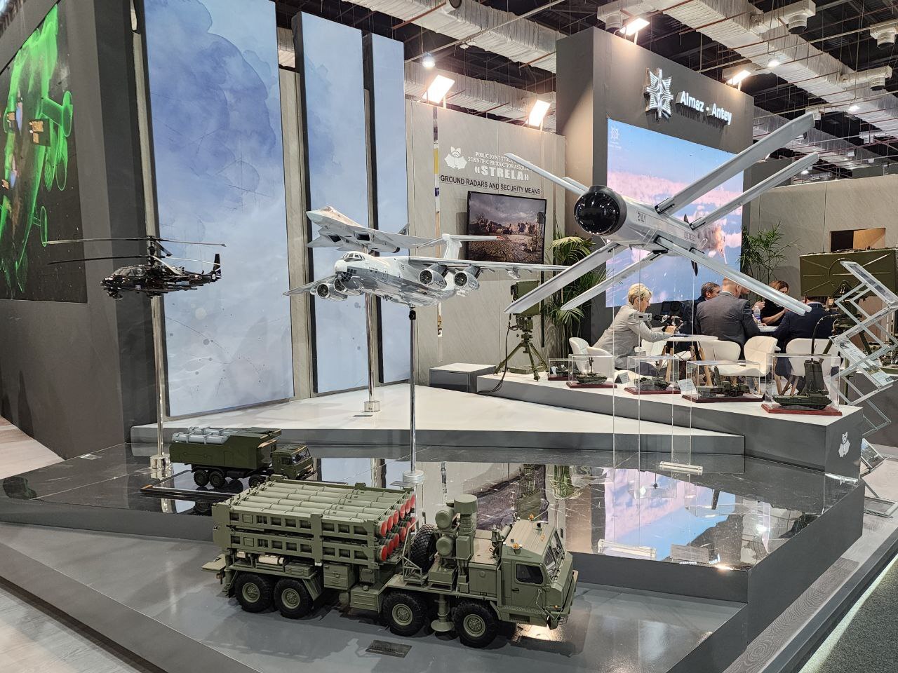 1764752813 963 روسيا بتعرض لأول مرة صواريخ S400 وأحدث طيارة مقاتلة في