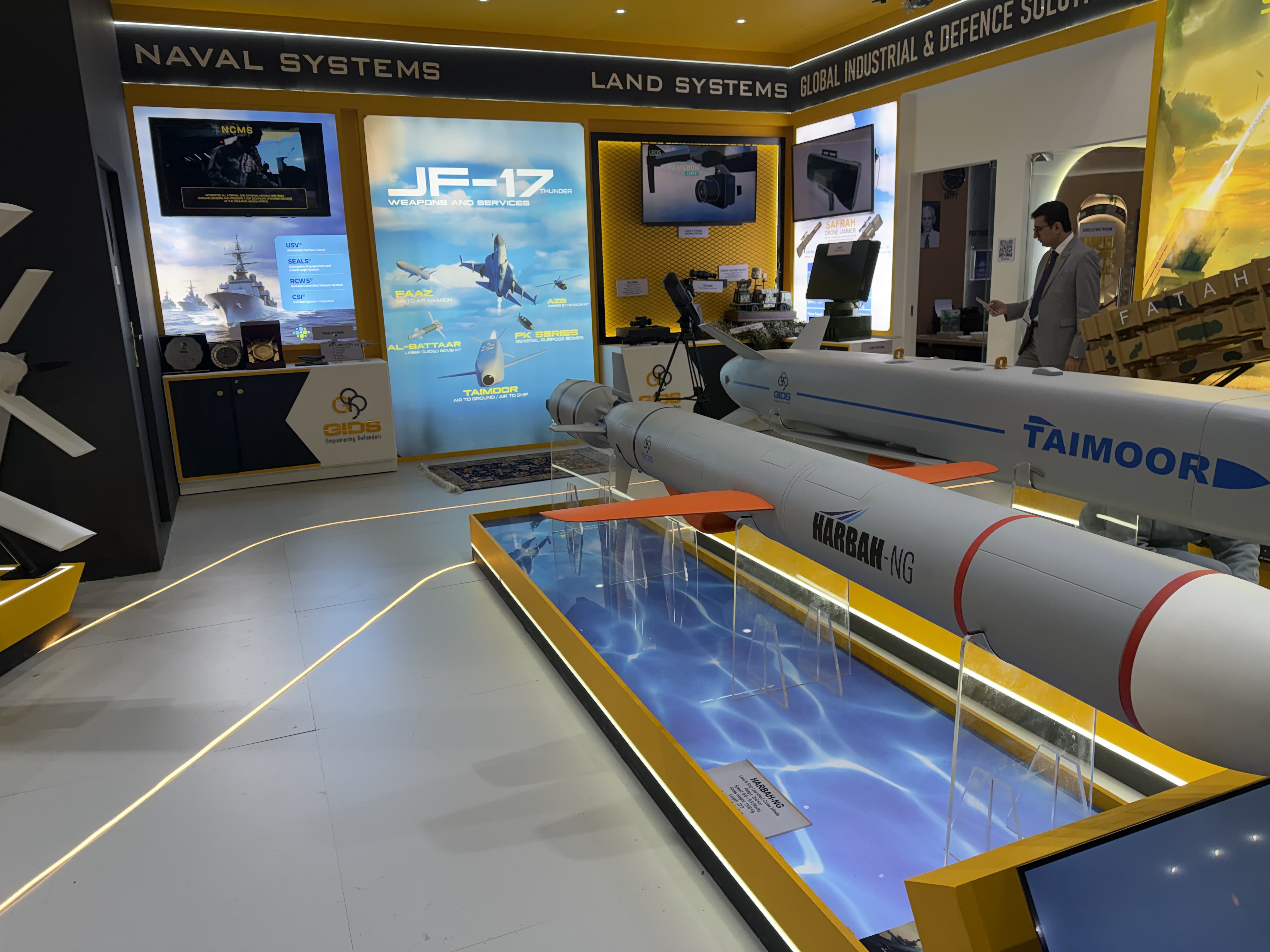 1764753760 786 صور صواريخ ودبابات وطائرات مسيرة في جناح باكستان بمعرض إيديكس