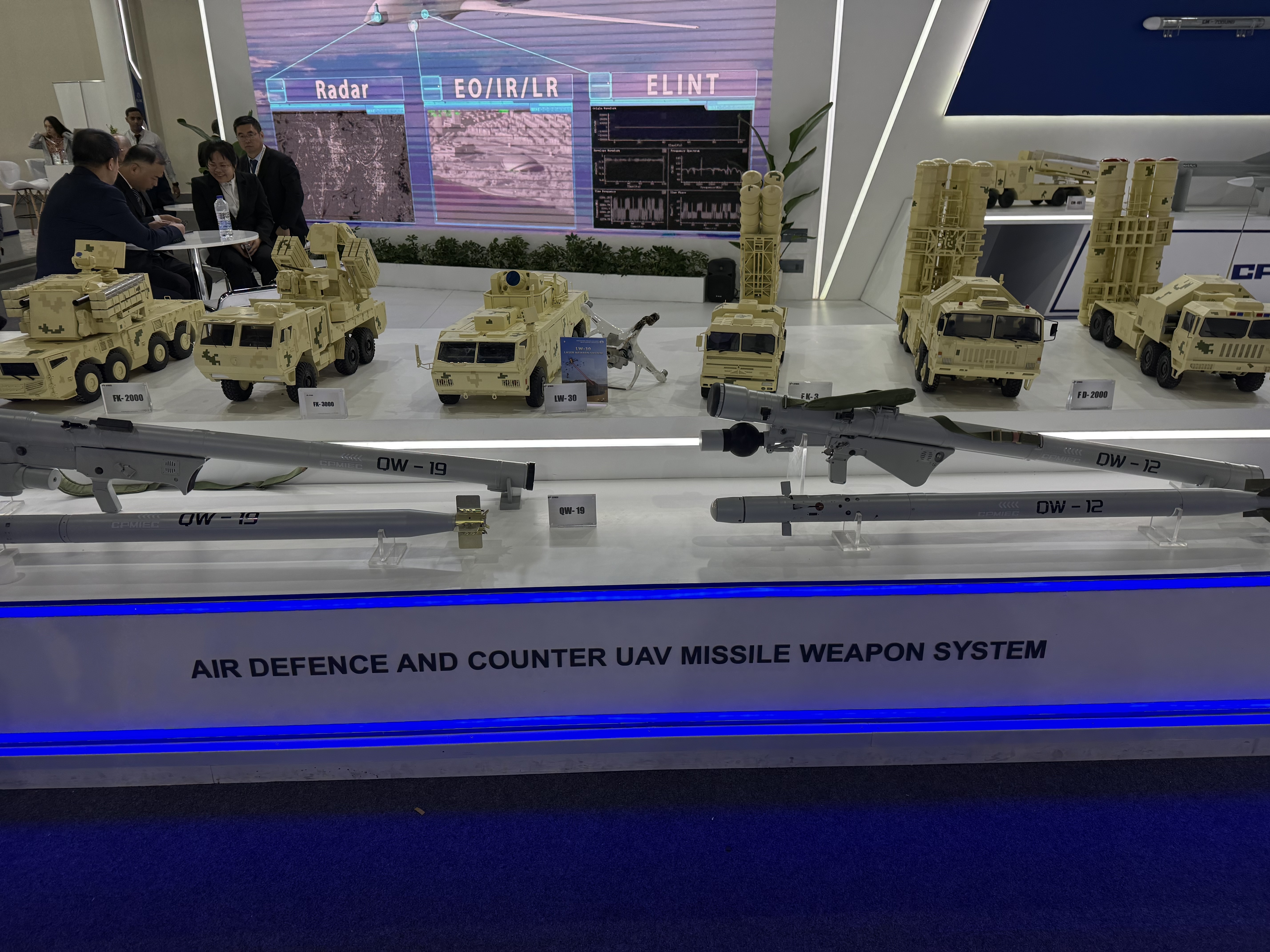 1764755308 231 الصين بتعرض أحدث الأسلحة الدفاعية في معرض إيديكس 2025 شوفوا