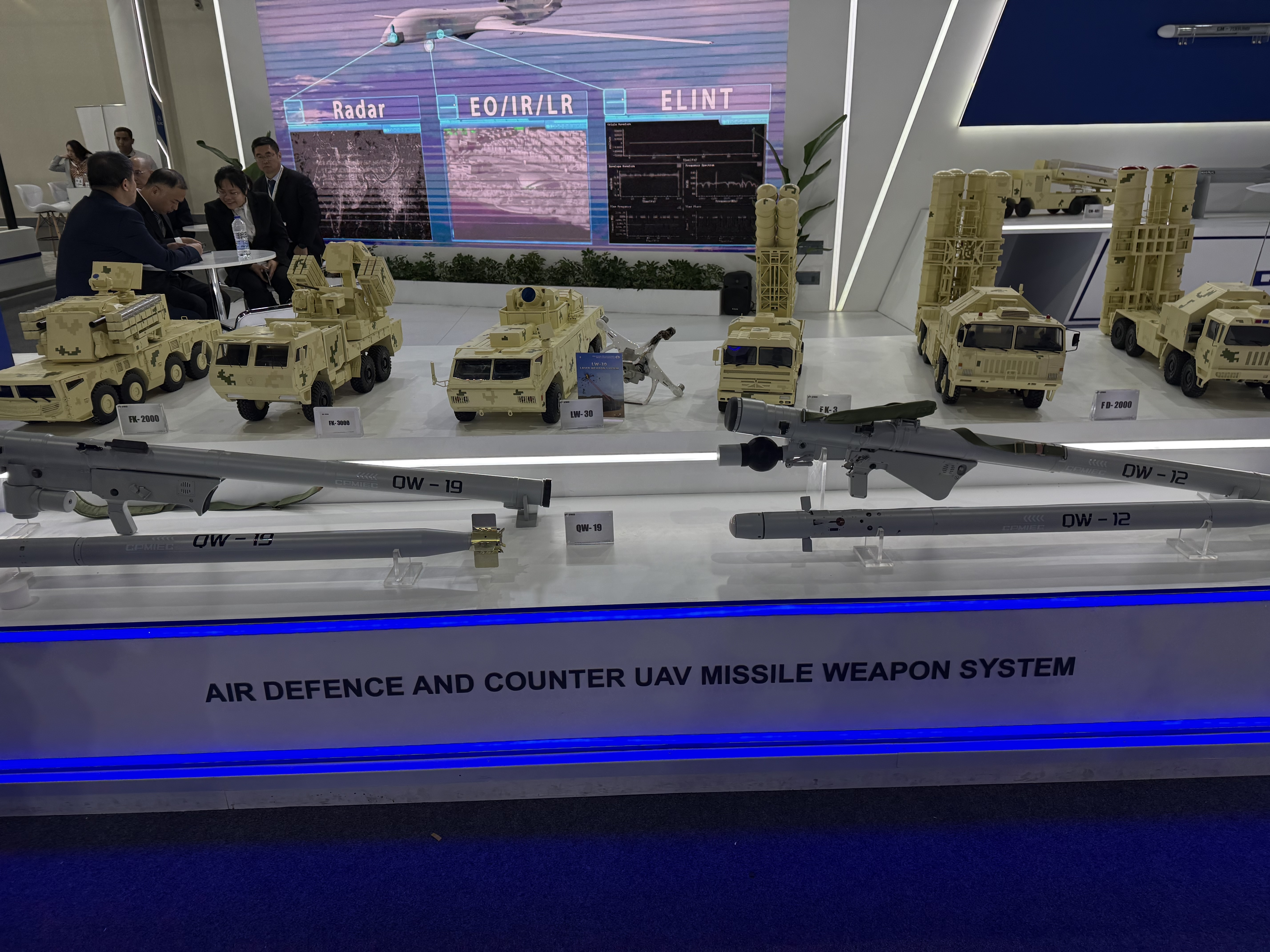 1764755308 440 الصين بتعرض أحدث الأسلحة الدفاعية في معرض إيديكس 2025 شوفوا