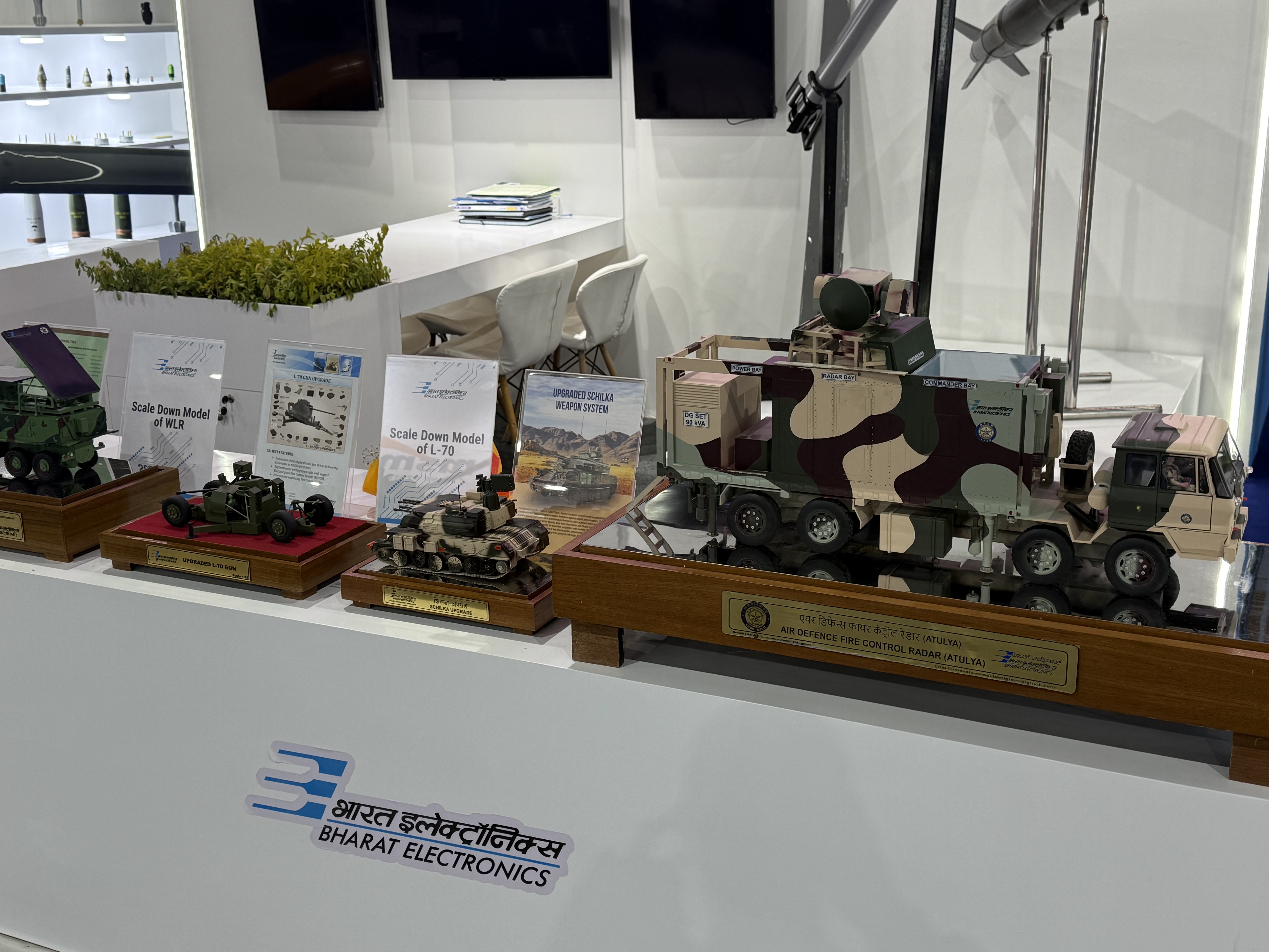 1764755790 253 الهند تعرض أحدث معداتها العسكرية في معرض إيديكس 2025 مع