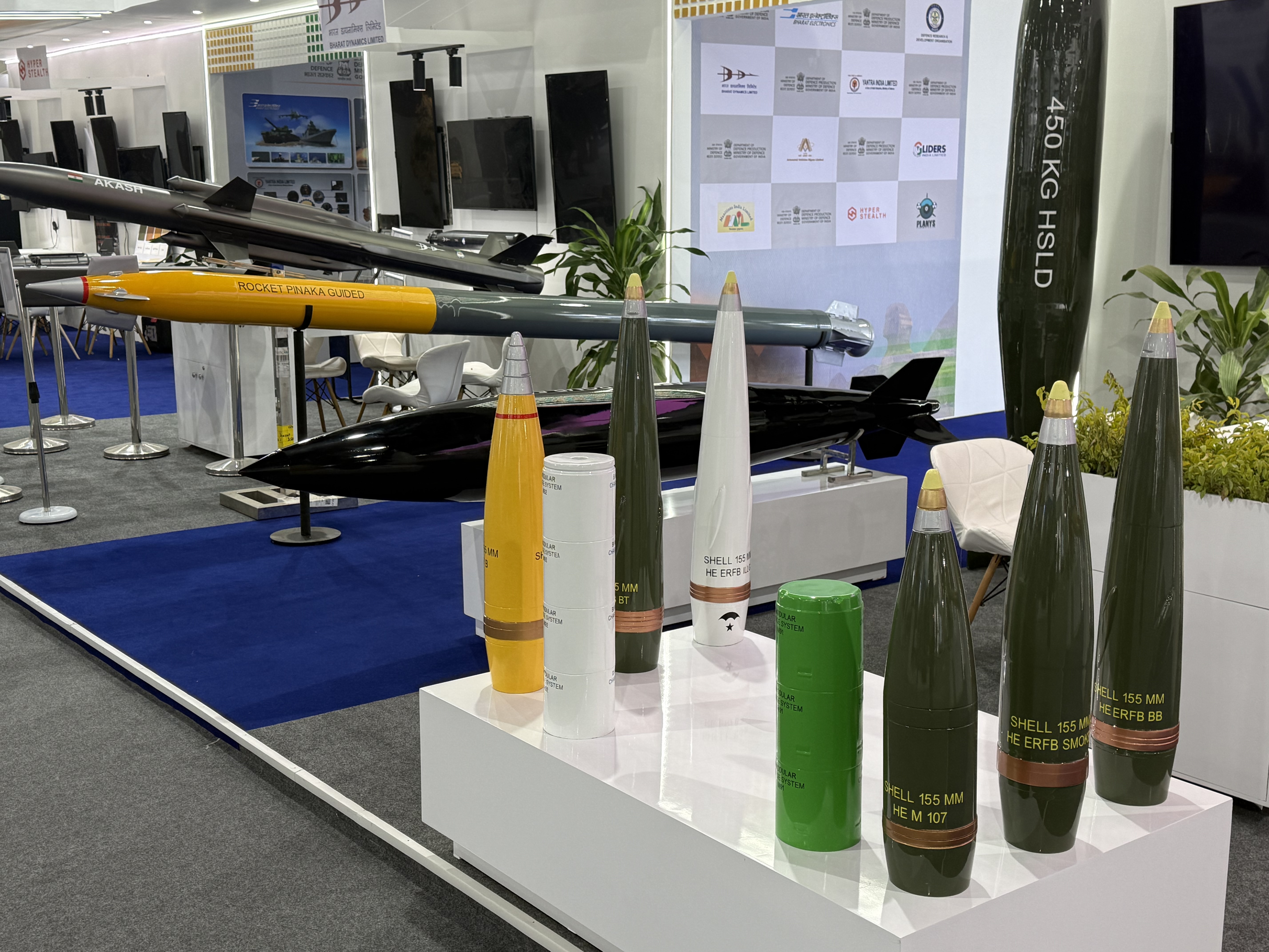 1764755790 622 الهند تعرض أحدث معداتها العسكرية في معرض إيديكس 2025 مع