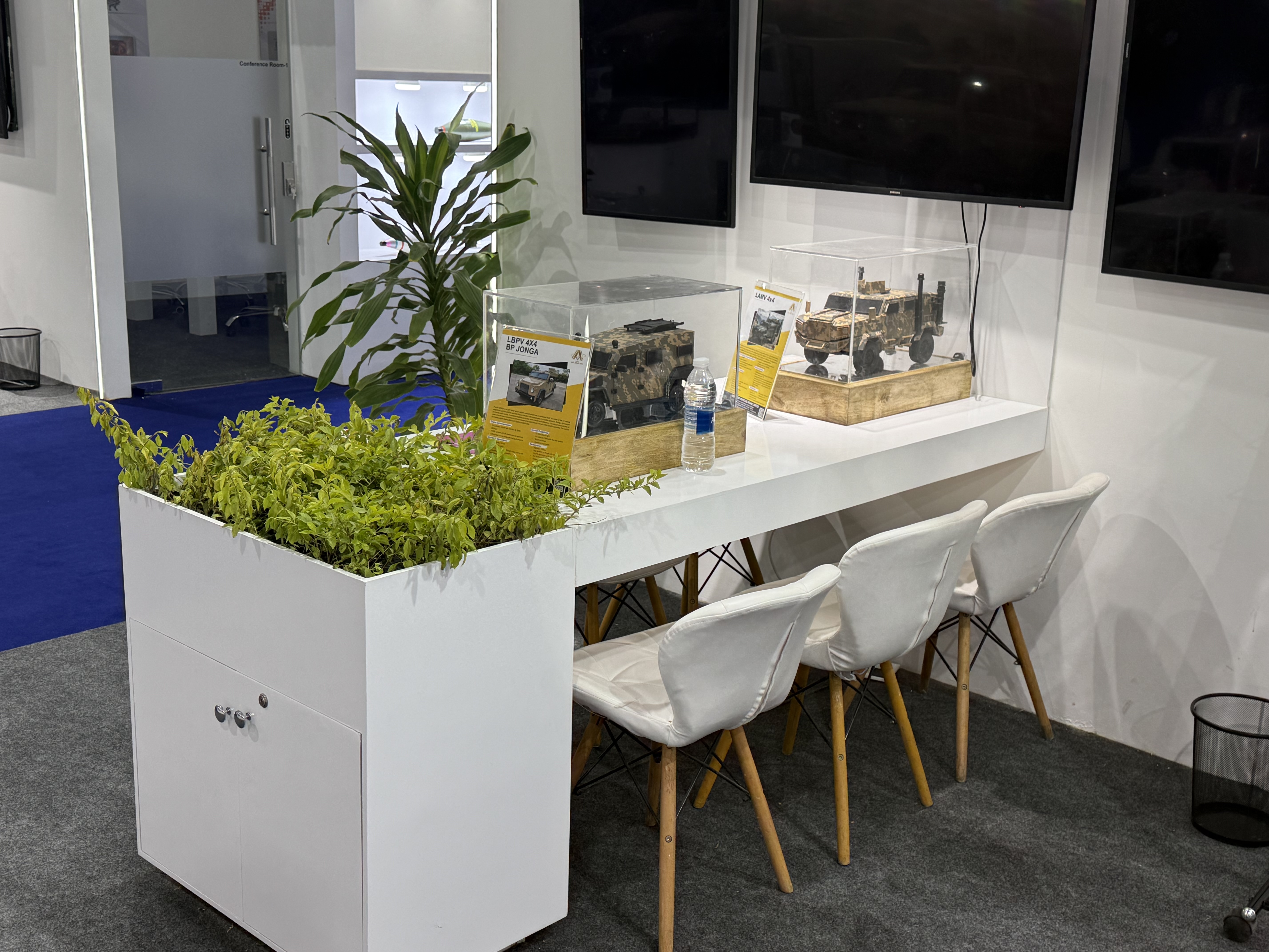 1764755790 64 الهند تعرض أحدث معداتها العسكرية في معرض إيديكس 2025 مع