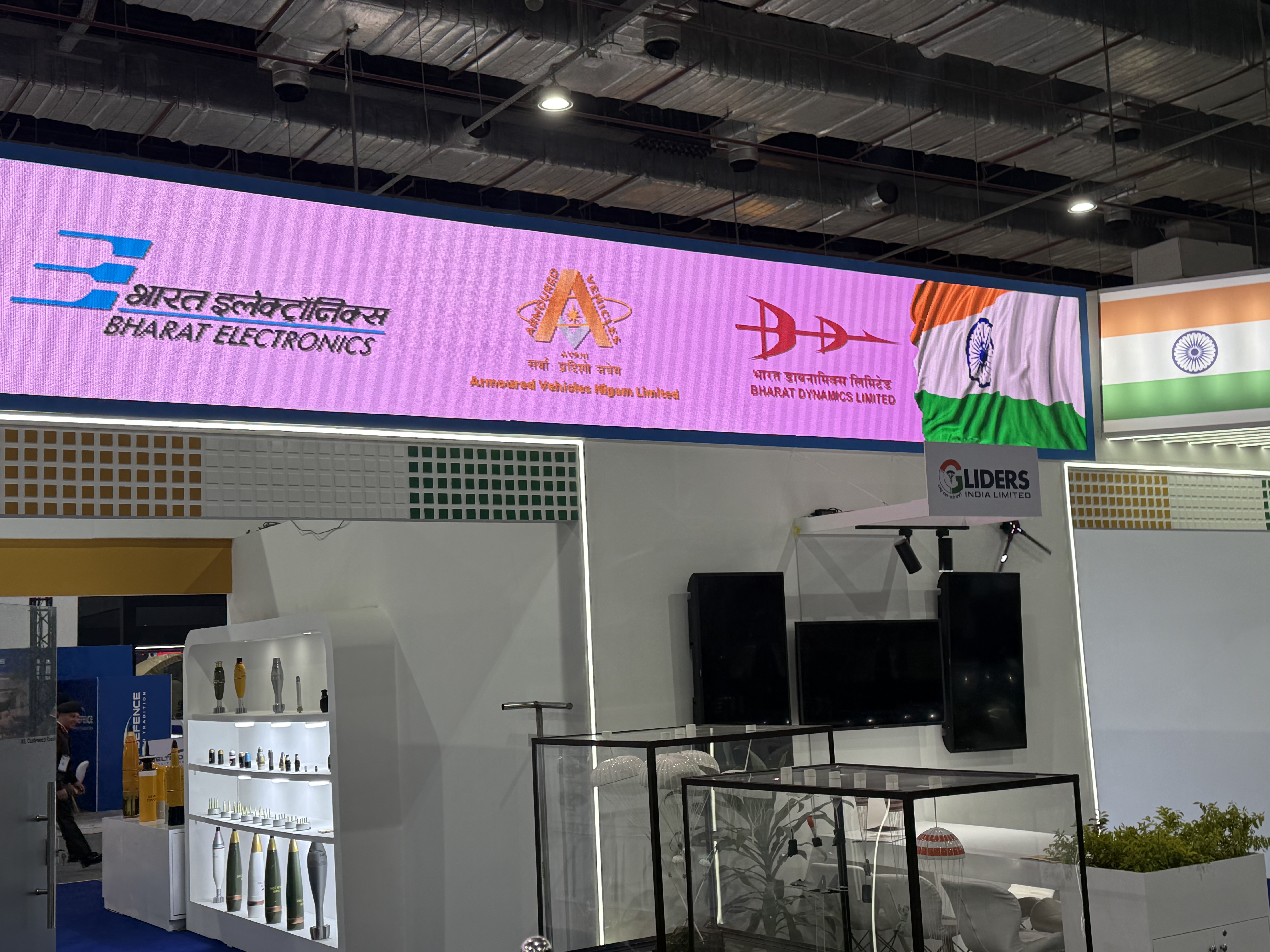 1764755790 846 الهند تعرض أحدث معداتها العسكرية في معرض إيديكس 2025 مع