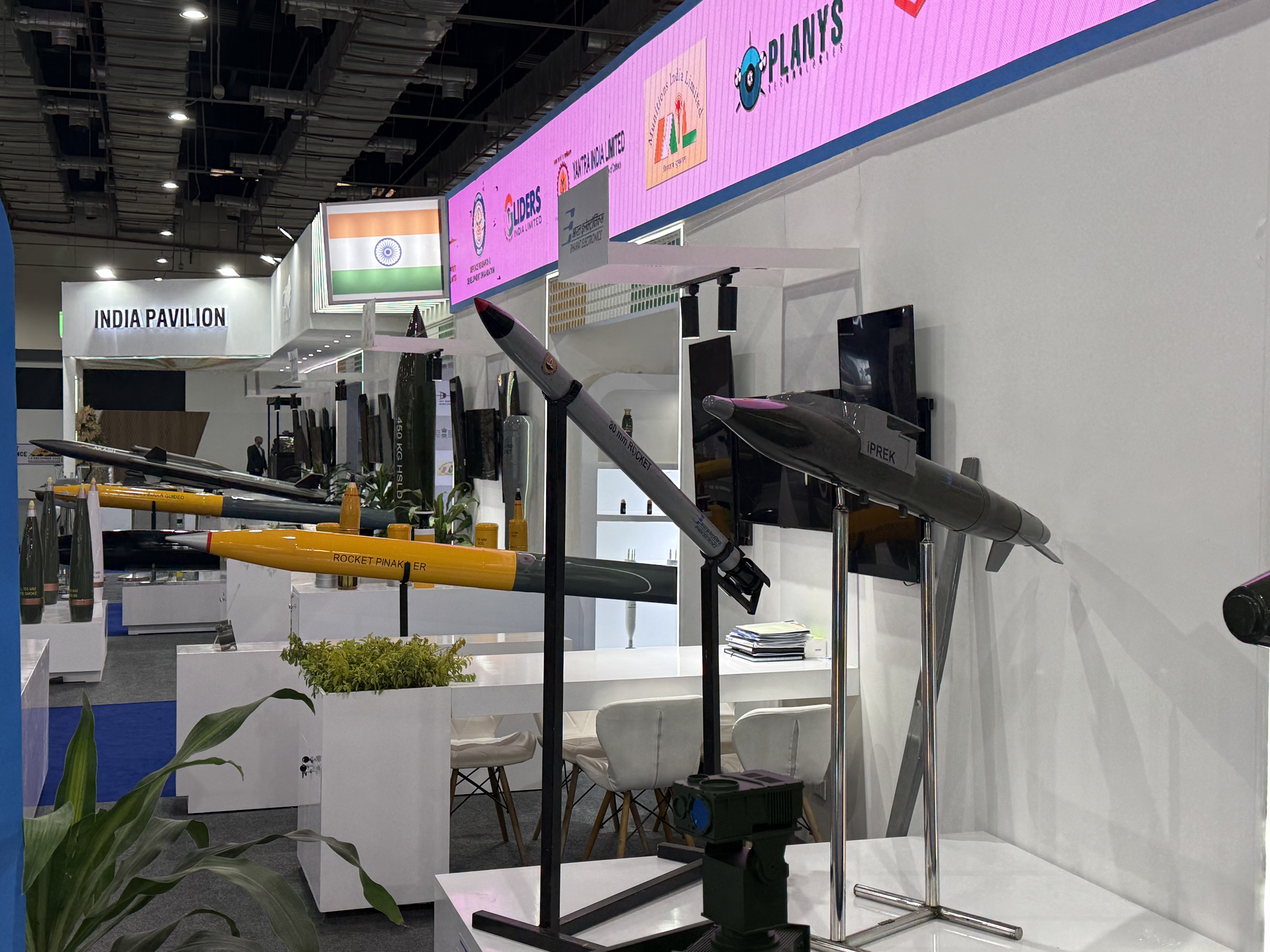 1764755790 851 الهند تعرض أحدث معداتها العسكرية في معرض إيديكس 2025 مع