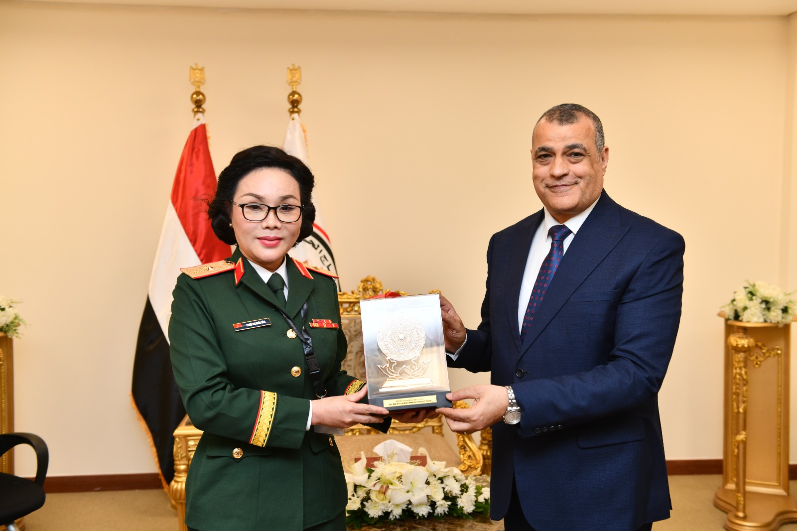 1764762319 256 وزير الإنتاج الحربي يتناقش مع وفد من وزارة الدفاع الفيتنامية