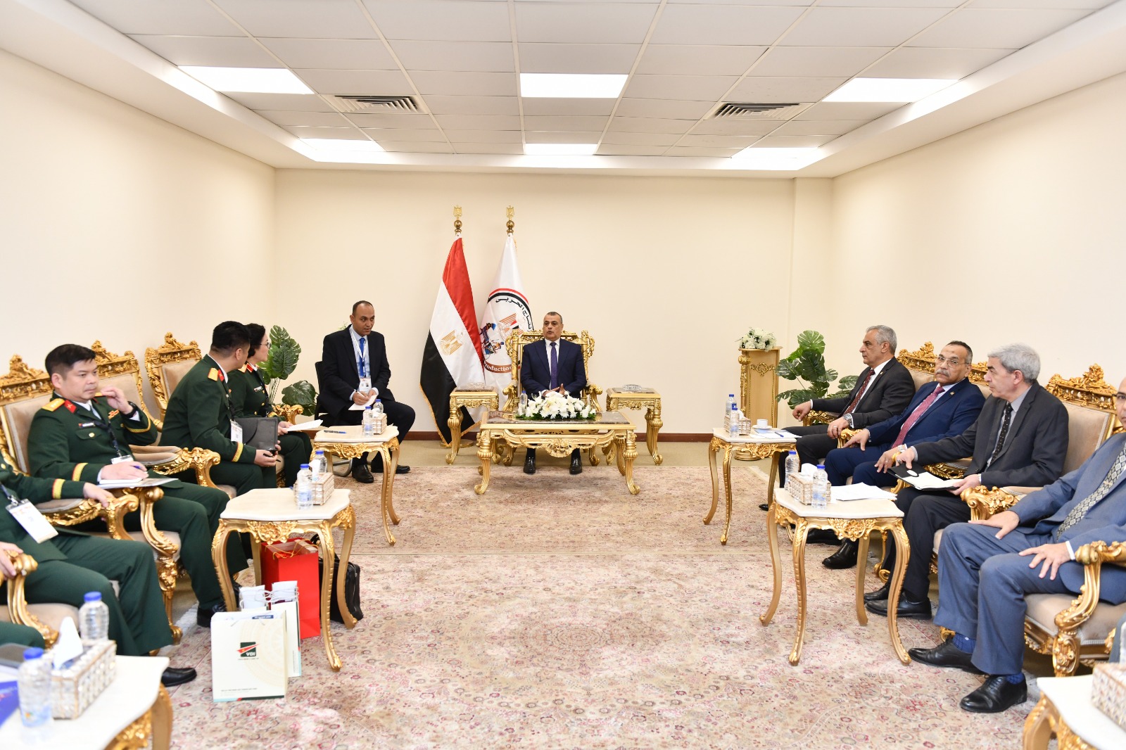 1764762319 573 وزير الإنتاج الحربي يتناقش مع وفد من وزارة الدفاع الفيتنامية