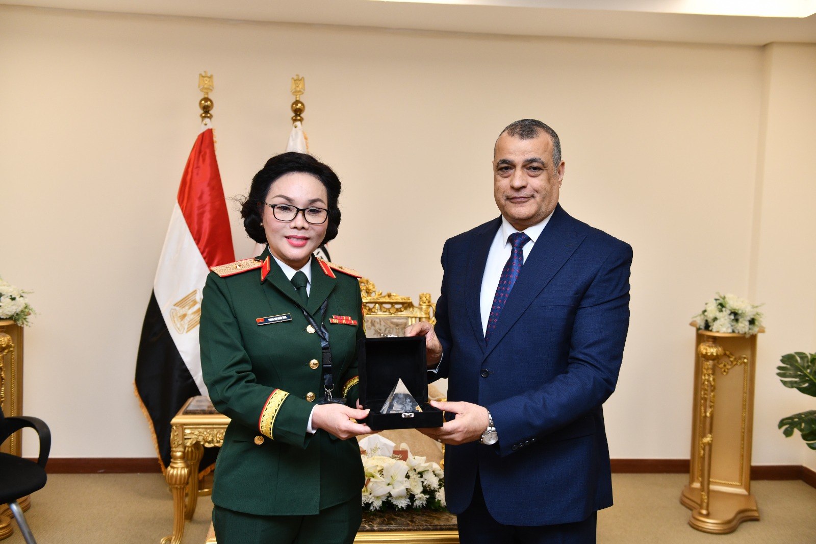 1764762319 7 وزير الإنتاج الحربي يتناقش مع وفد من وزارة الدفاع الفيتنامية