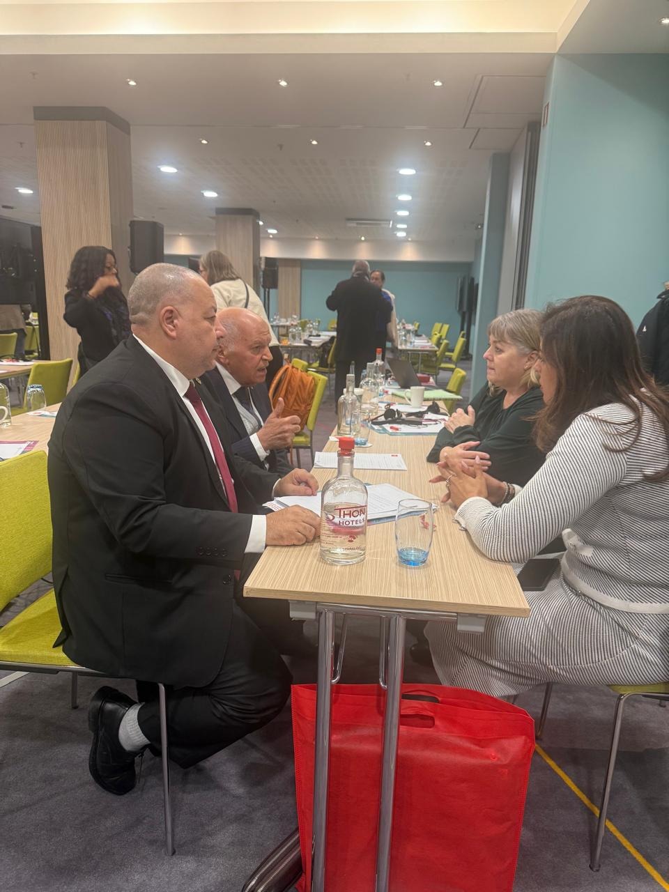 1764762757 893 لقاء خلف الزناتي مع رئيسة اتحاد المعلمين في أستراليا صور