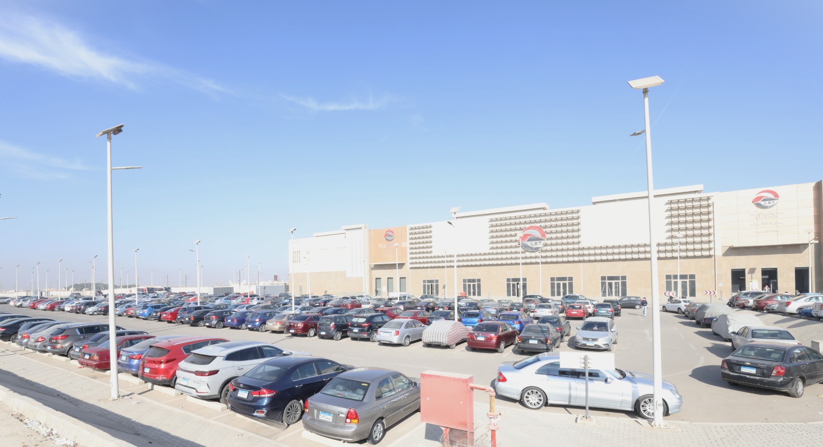 النقل تنشر صور توضح إقبال الناس على ركوب القطار الكهربائي الخفيف LRT 4 1764767260 652 النقل تنشر صور توضح إقبال الناس على ركوب القطار الكهربائي