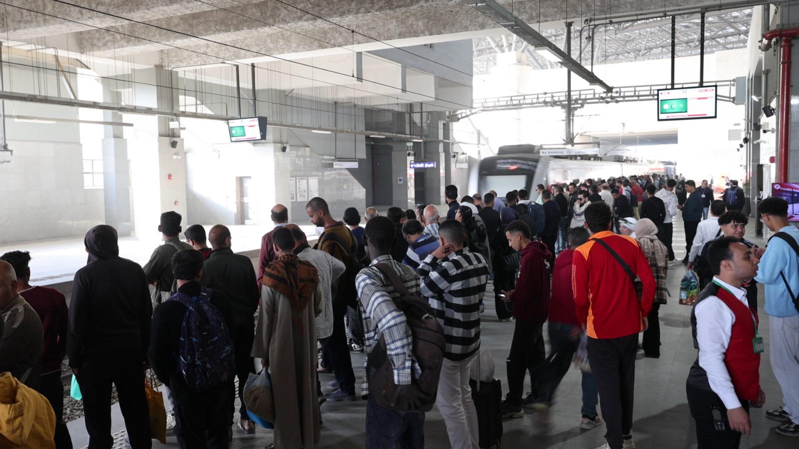 النقل تنشر صور توضح إقبال الناس على ركوب القطار الكهربائي الخفيف LRT 5 1764767260 76 النقل تنشر صور توضح إقبال الناس على ركوب القطار الكهربائي