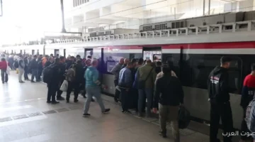 النقل تنشر صور توضح إقبال الناس على ركوب القطار الكهربائي الخفيف LRT 6 1764767260 النقل تنشر صور توضح إقبال الناس على ركوب القطار الكهربائي