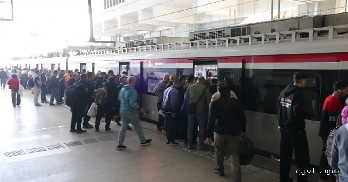 النقل تنشر صور توضح إقبال الناس على ركوب القطار الكهربائي الخفيف LRT 2 النقل تنشر صور توضح إقبال الناس على ركوب القطار الكهربائي الخفيف LRT