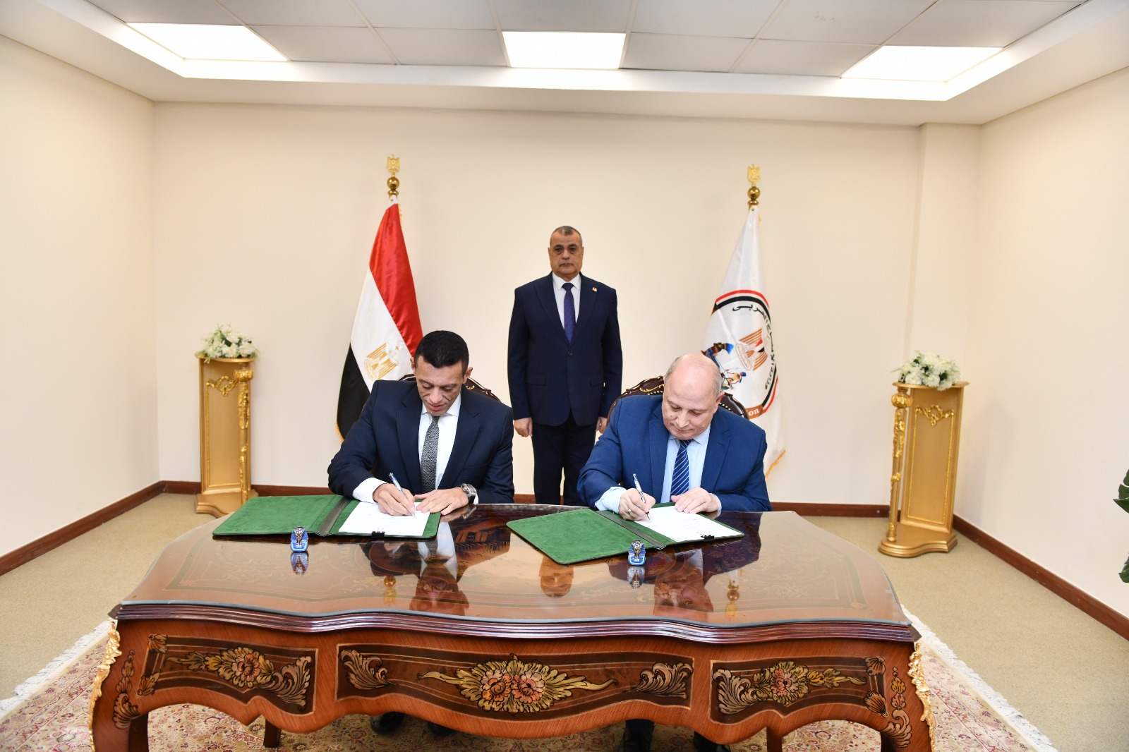 1764771104 260 عقدين جديدين للتصنيع العسكري في EDEX 2025 الإنتاج الحربي بيكبر