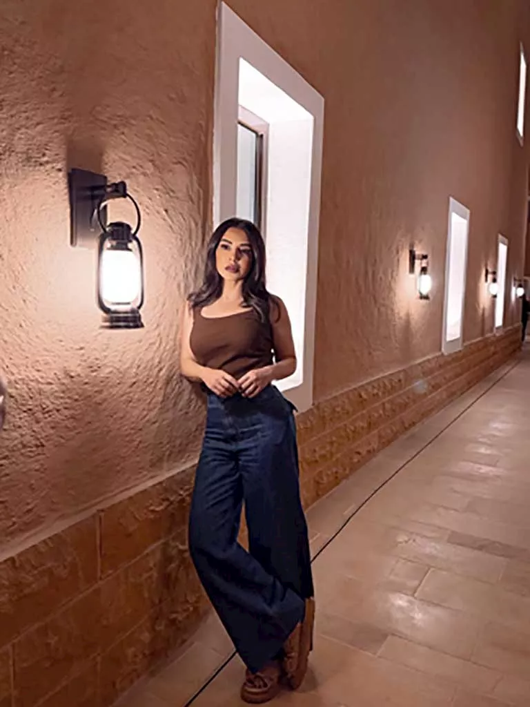 1764778515 243 ماجي بو غصن تخطف الأنظار بإطلالة كاجوال على إنستجرام