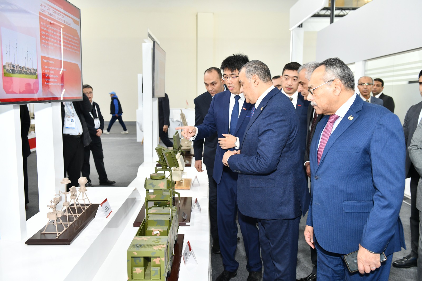 1764782661 230 وزير الإنتاج الحربي يتفقد أجنحة الشركات في المعرض الدولي للصناعات