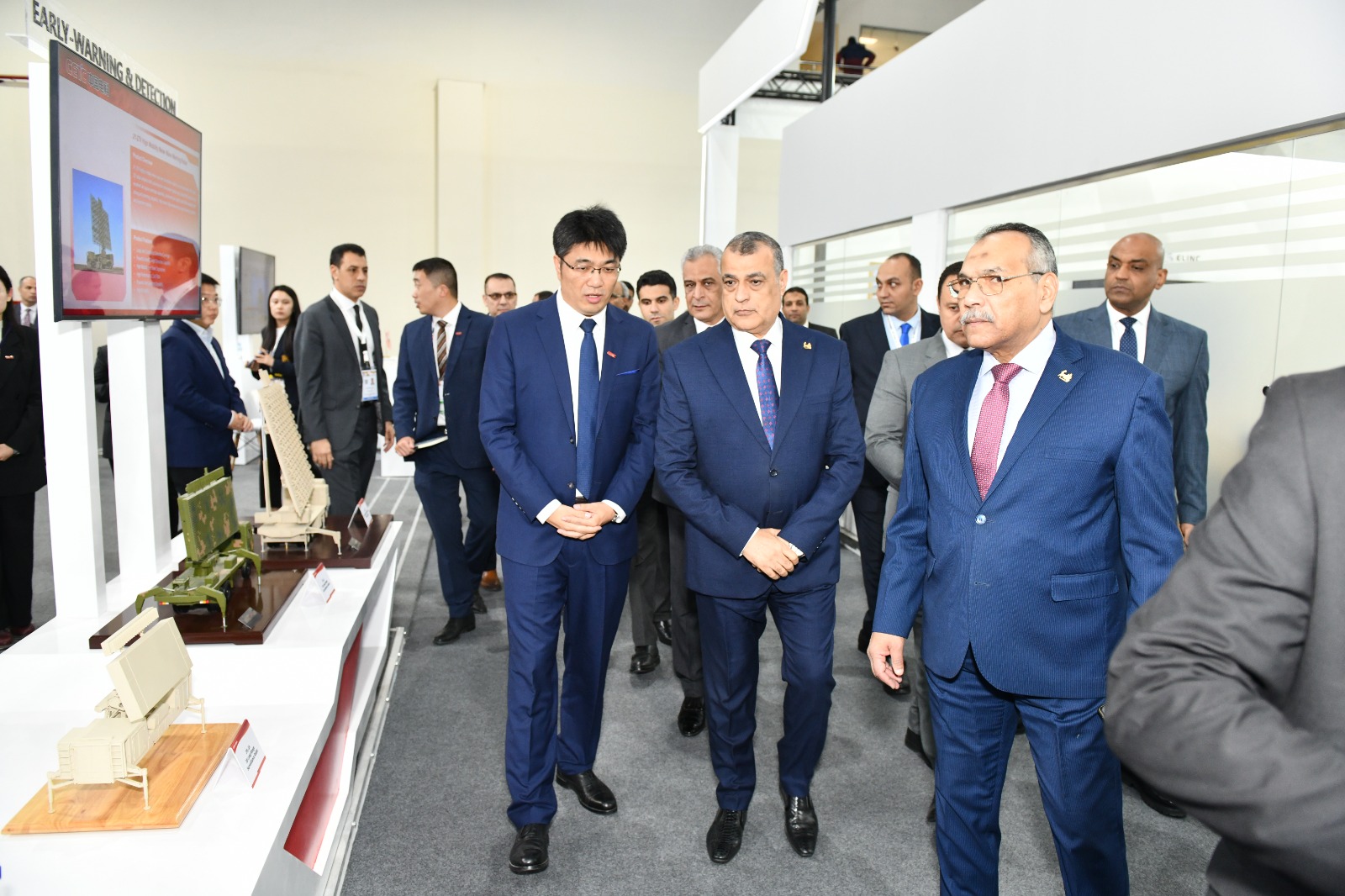 1764782661 273 وزير الإنتاج الحربي يتفقد أجنحة الشركات في المعرض الدولي للصناعات