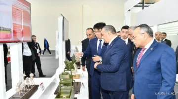 1764782662 وزير الإنتاج الحربي يتفقد أجنحة الشركات في المعرض الدولي للصناعات