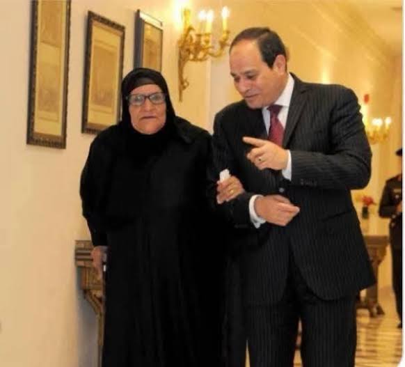 1764790960 345 تبرعت بذهبها بـ200 ألف جنيه لمصر والرئيس السيسي كرمها تعرفوا