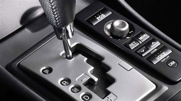 1764803192 386 نصائح سهلة علشان تحافظ على علبة السرعات في عربيتك