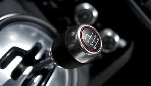 1764803192 492 نصائح سهلة علشان تحافظ على علبة السرعات في عربيتك