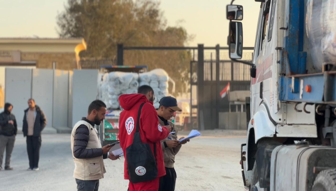 1764842142 237 الهلال الأحمر يرسل القافلة رقم 87 زاد العزة لغزة