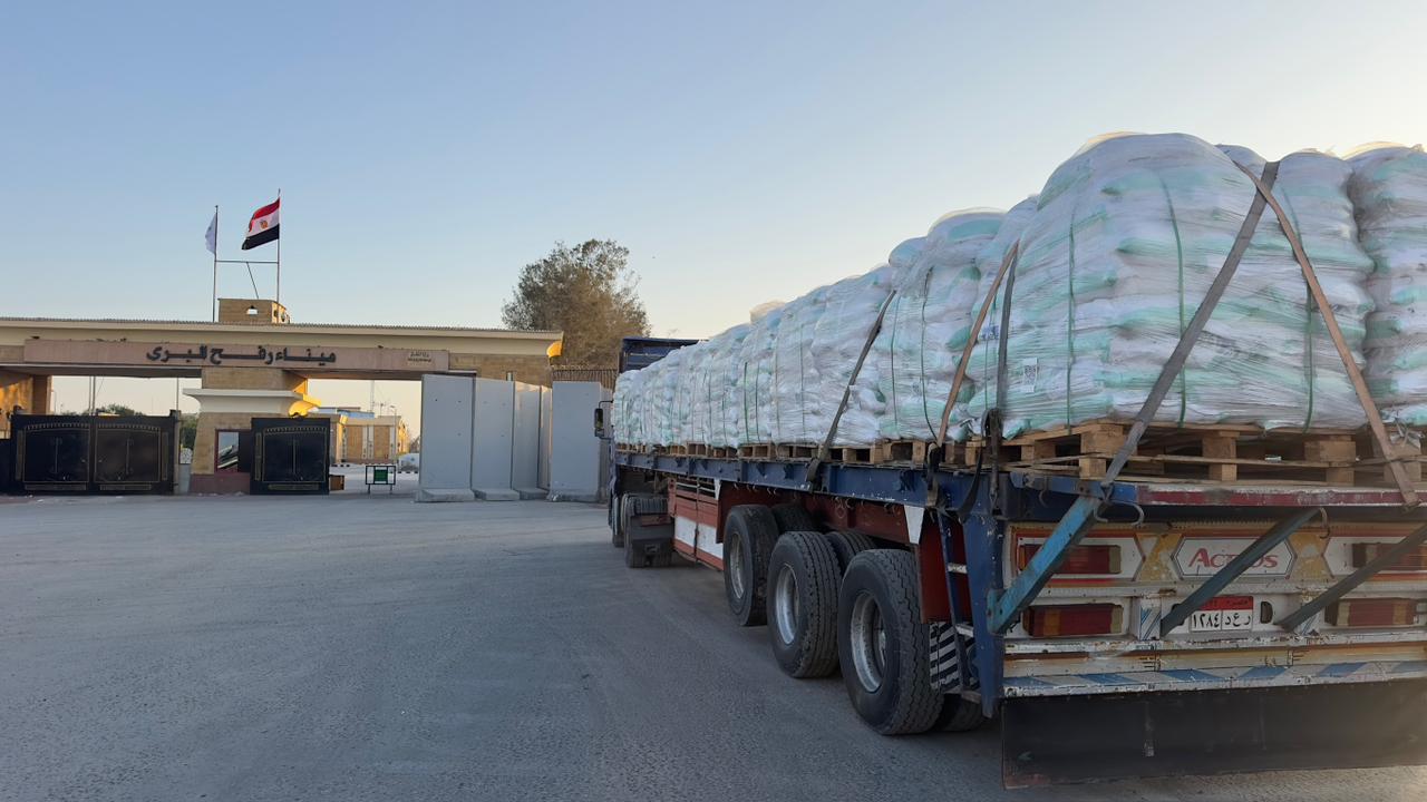 1764842142 437 الهلال الأحمر يرسل القافلة رقم 87 زاد العزة لغزة