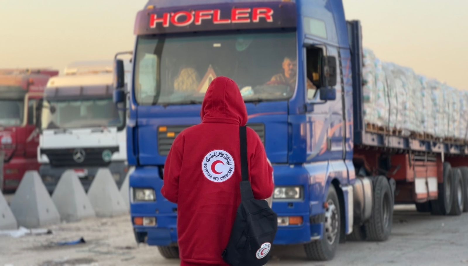 1764842142 564 الهلال الأحمر يرسل القافلة رقم 87 زاد العزة لغزة