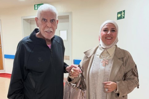 1764844820 747 دعاء فاروق تزور حسن شحاتة في المستشفى حفيدته وروكي بنتي