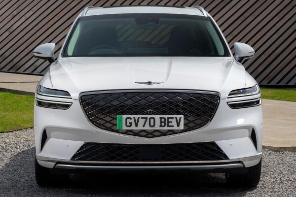 1764849996 253 مقارنة بين جينيسيس GV70 وأودي Q8 2026 المواصفات والأسعار