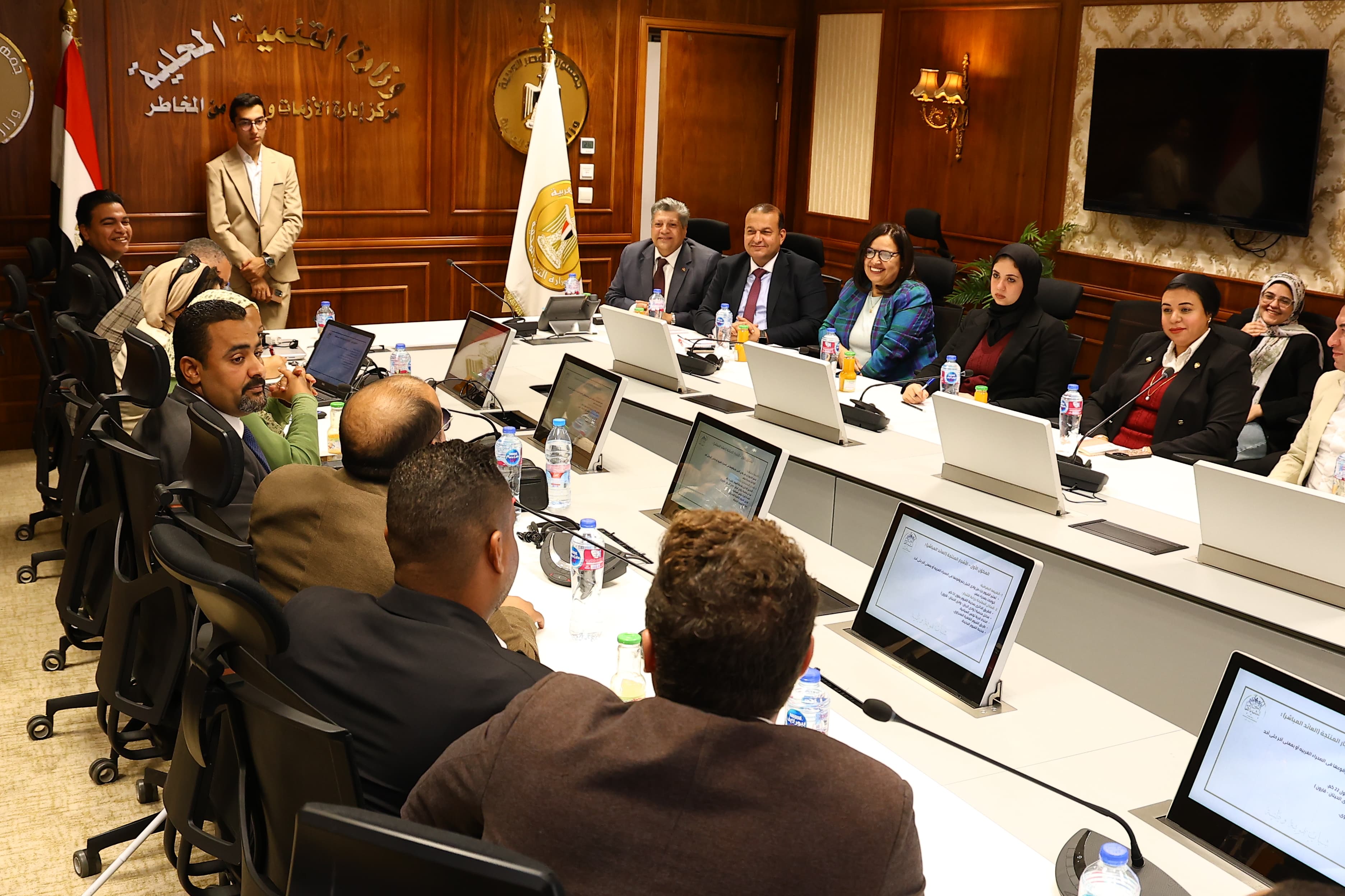 1764854241 378 التنمية المحلية تناقش مع اتحاد الشباب فكرة زراعة 100 مليون