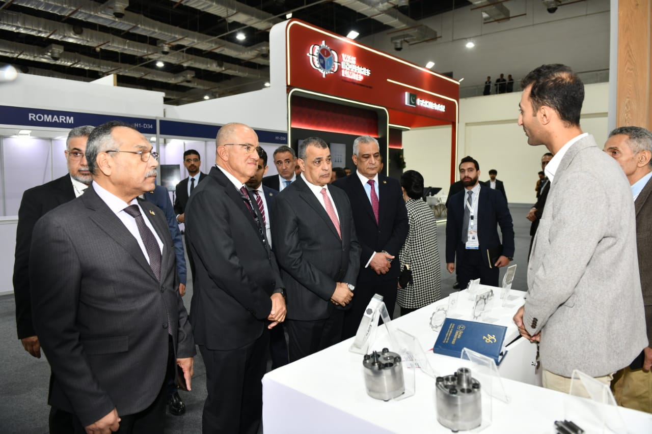 1764857435 640 وزير الإنتاج الحربي يتفقد أجنحة الشركات في معرض EDEX 2025