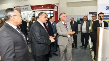 1764857435 وزير الإنتاج الحربي يتفقد أجنحة الشركات في معرض EDEX 2025