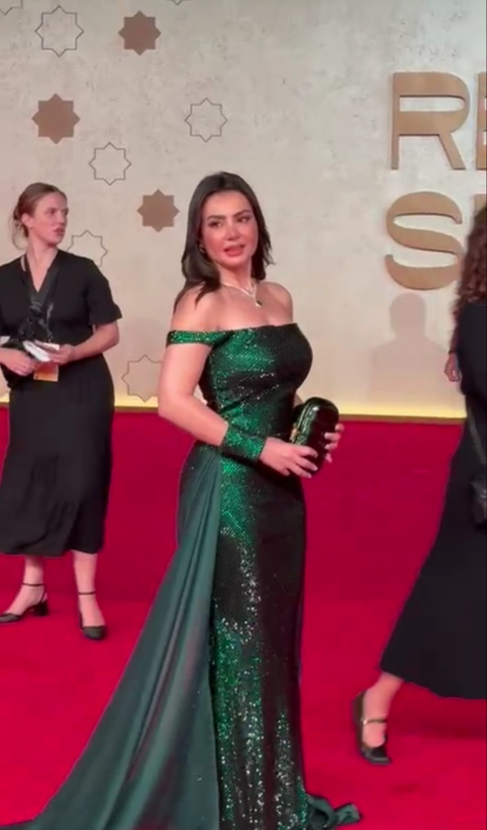 1764885201 352 دينا فؤاد بتلمع بجمالها في افتتاح مهرجان البحر الأحمر السينمائي