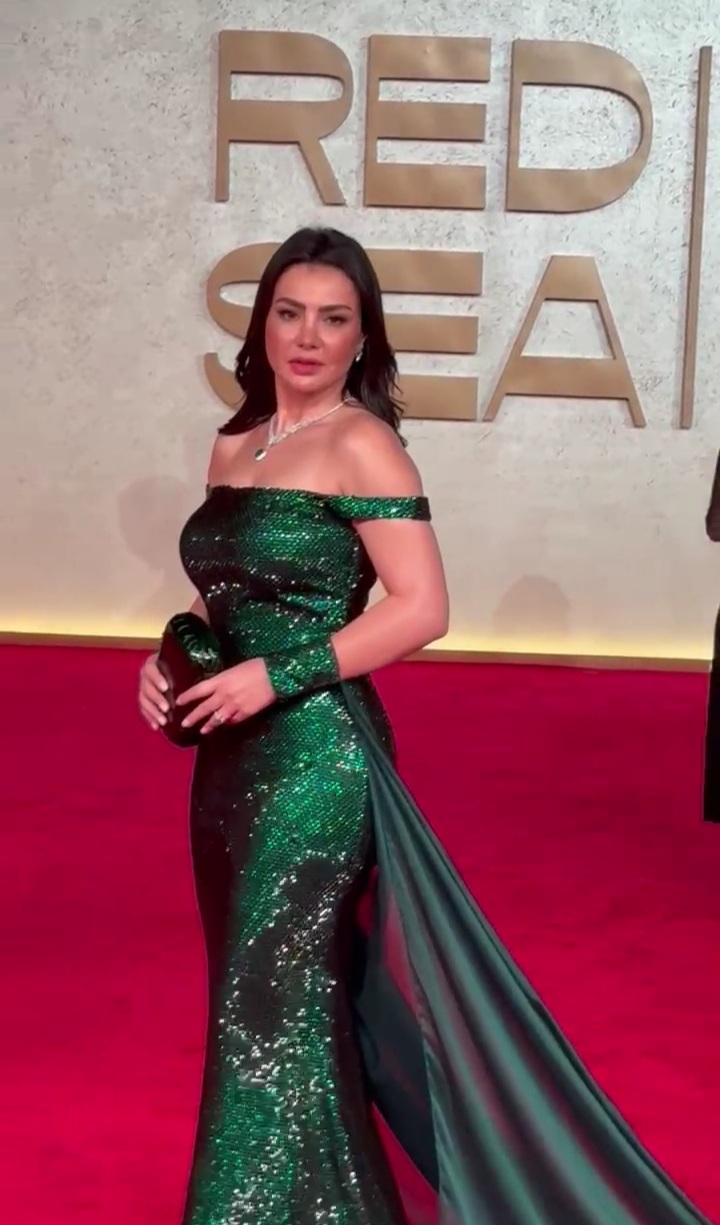 1764885201 387 دينا فؤاد بتلمع بجمالها في افتتاح مهرجان البحر الأحمر السينمائي