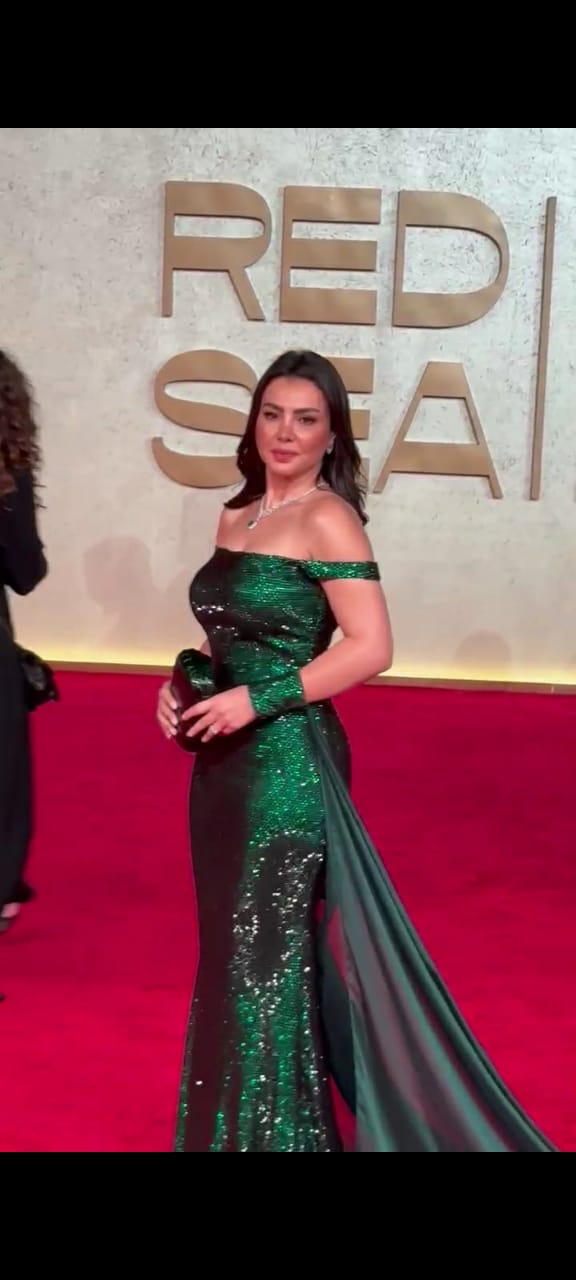 1764885201 457 دينا فؤاد بتلمع بجمالها في افتتاح مهرجان البحر الأحمر السينمائي