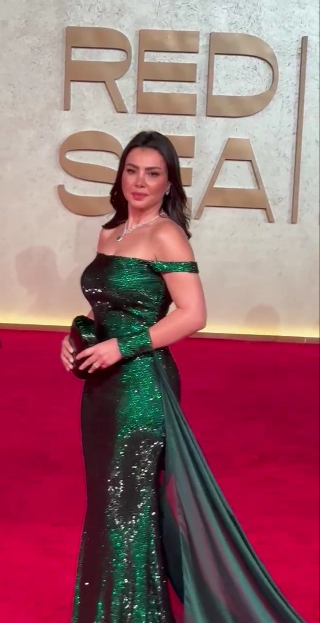 1764885201 672 دينا فؤاد بتلمع بجمالها في افتتاح مهرجان البحر الأحمر السينمائي