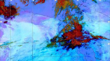 1764942322 سحب كثيفة فوق شرق مصر استعدوا لمطر قريب جداً