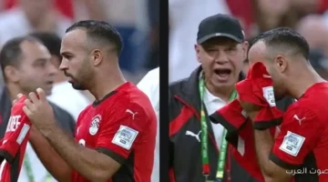 أفشة يقبل قميص أحمد رفعت بعد هدف التعادل مع الكويت