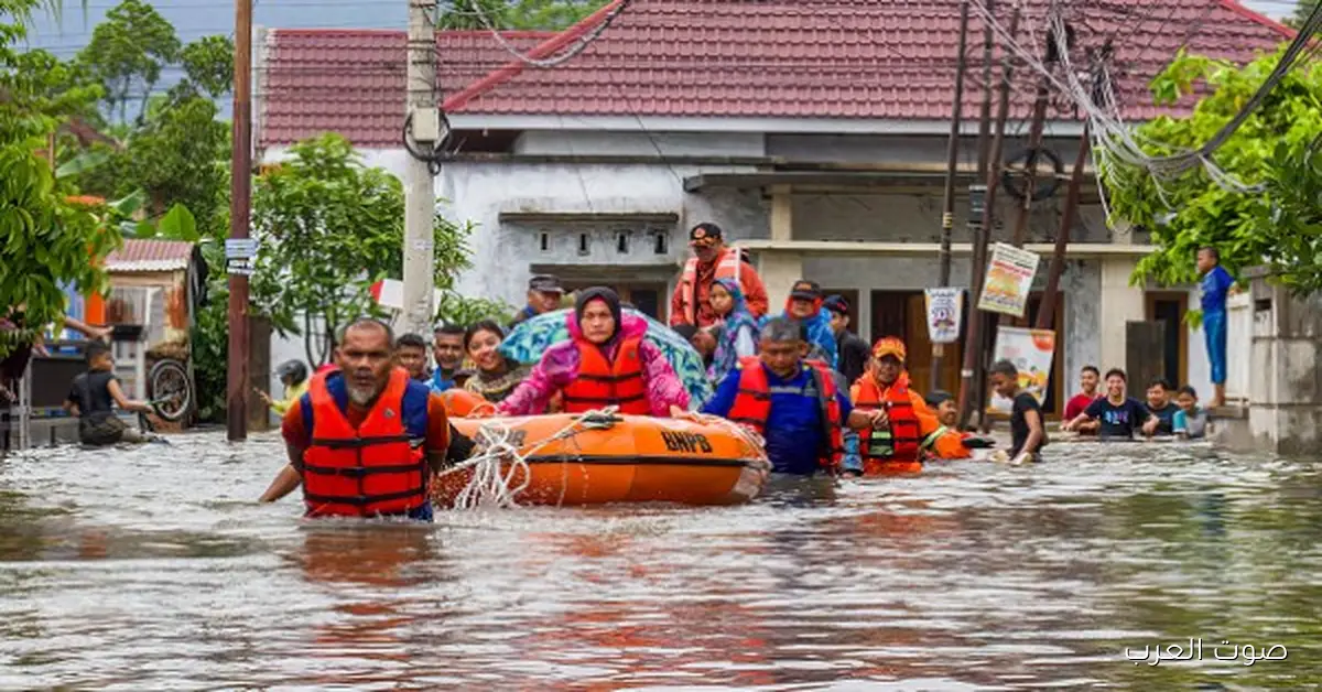 أكتر من 1100 قتيل.. فيضانات إندونيسيا تخرب المدن وسريلانكا محتاجة مساعدة دولية 2 أكتر من 1100 قتيل.. فيضانات إندونيسيا تخرب المدن وسريلانكا محتاجة مساعدة دولية