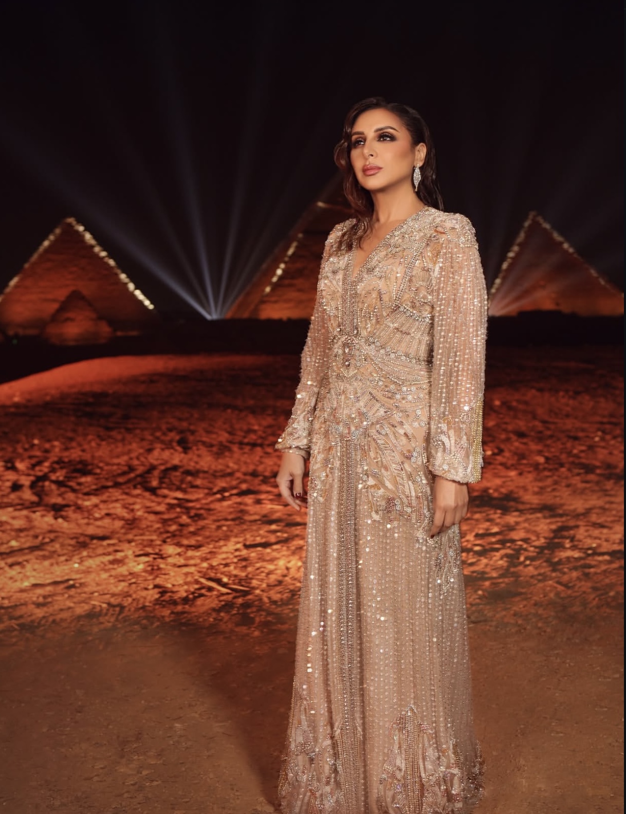 أنغام تبهر جمهورها بفستان لامع في حفلها الأخير بالأهرامات