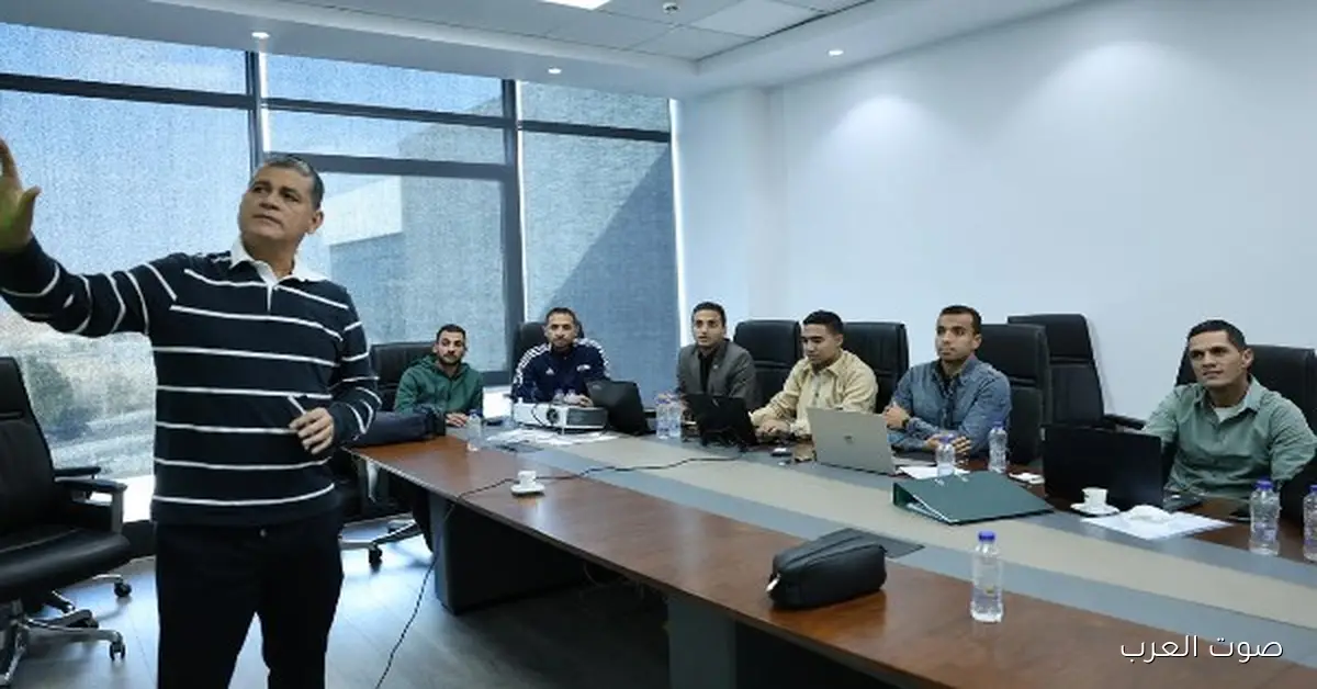 أوسكار رويز يجتمع بالحكام لمراجعة شوية حالات فنية 2 أوسكار رويز يجتمع بالحكام لمراجعة شوية حالات فنية