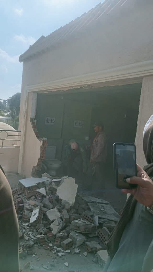 إزالة مخالفات البناء في منطقة خدمات حي الدبلوماسيين بالتجمع الخامس