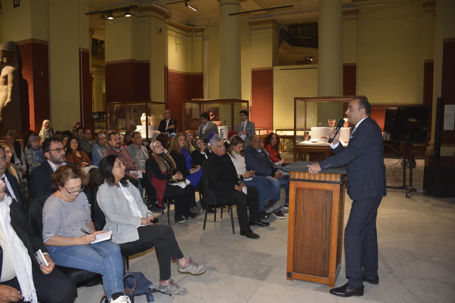 افتتاح معرض صور عن مقبرة الملكة نفرتاري في المتحف المصري