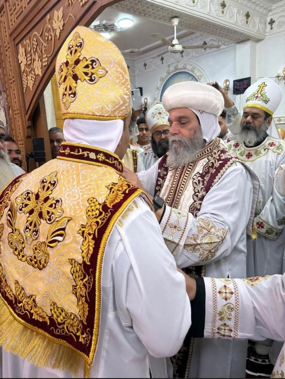 الأنبا بيشوي يقدّم كاهن جديد في كنيسة العذراء والملاك ميخائيل