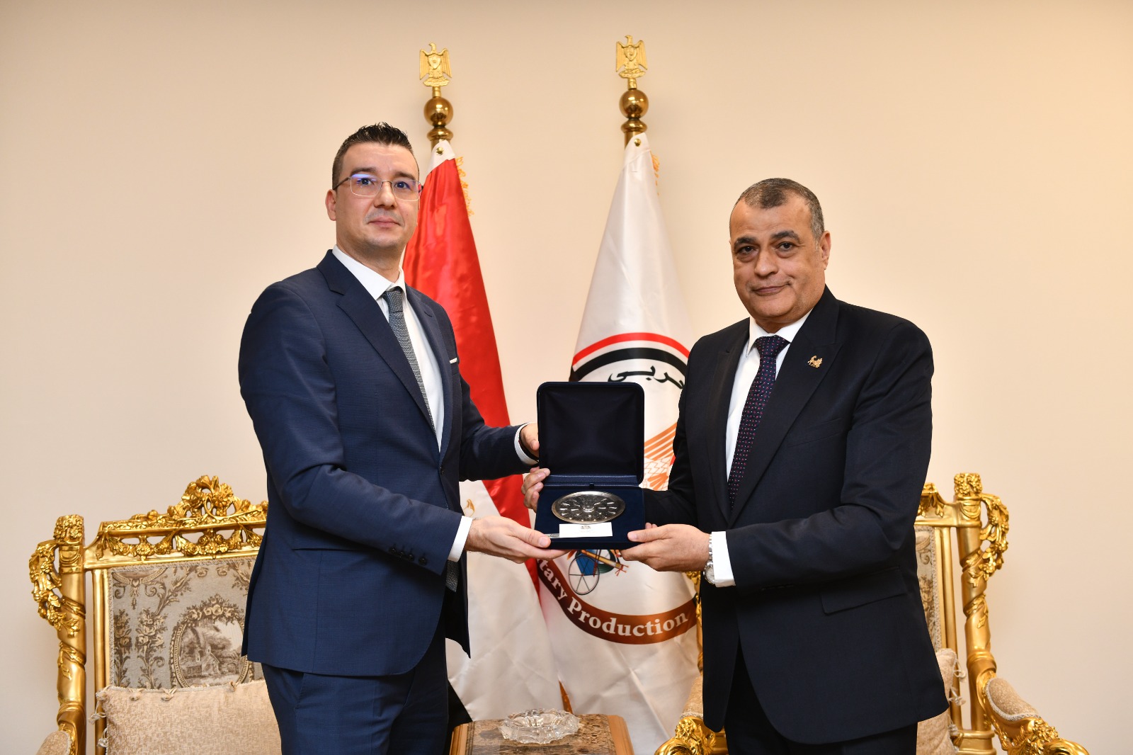 الإنتاج الحربي يعرض أحدث أسلحته لوزير الاقتصاد والصناعة البلغاري في