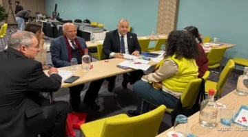 الزناتي يتكلم مع رئيسة وفد المعلمين الأمريكيين عن فرص التعاون