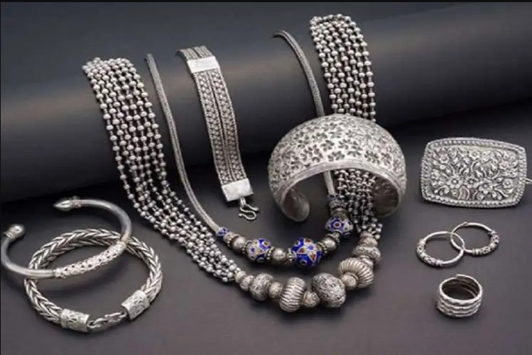 الأبيض الاقتصــادي .. اسعار الفضة اليوم الاربعاء 3 ديسمبر 2025  في مصر